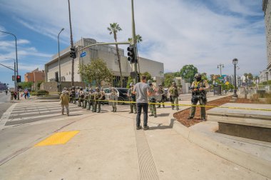 Los Angeles, Kaliforniya, ABD, 14 Temmuz 2025, No Kings 'in hükümet politikalarını protesto etmesi ve demokrasi ve göçmen haklarını desteklemesi sırasında polis beklemede.