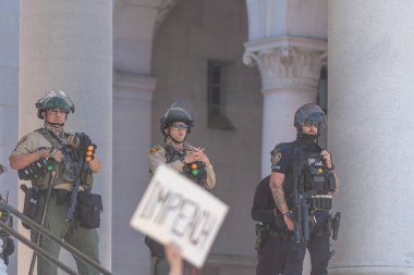 Los Angeles, California, ABD, 14 Temmuz 2025, No Kings hükümet politikalarını protesto ederken polis memurları beklemede.