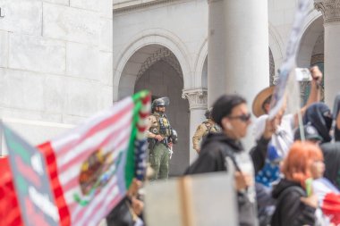 Los Angeles, Kaliforniya, ABD, 14 Temmuz 2025, No Kings 'in hükümet politikalarını protesto etmesi ve demokrasi ve göçmen haklarını desteklemesi sırasında polis beklemede.