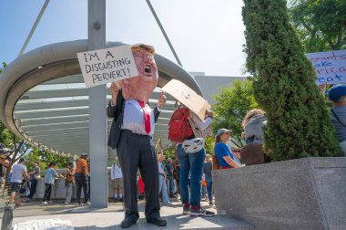 Los Angeles, Kaliforniya, ABD, 14 Temmuz 2025, Hükümet politikalarını protesto eden ve demokrasi ve göçmen haklarını destekleyen Donald Trump kostümlü bir protestocu.