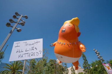 Los Angeles, Kaliforniya, ABD, 14 Temmuz 2025, No Kings 'in hükümet politikalarını protesto etmesi ve demokrasi ve göçmen haklarını desteklemesi sırasında Trump şişirilebilir heykel