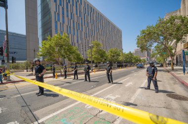 Los Angeles, Kaliforniya, ABD, 14 Temmuz 2025, No Kings 'in hükümet politikalarını protesto etmesi ve demokrasi ve göçmen haklarını desteklemesi sırasında polis memurları beklemede.