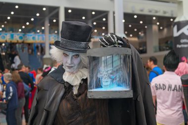 Los Angeles, Kaliforniya, ABD 27 Eylül 2025 Los Angeles Kongre Merkezi 'nde düzenlenen Los Angeles Comic Con sırasında kostümlü katılımcı.