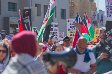 Los Angeles, Kaliforniya, ABD, 4 Ekim 2025 İsrail Konsolosluğu 'nun çevresindeki Gazze İçin Yükseliş etkinliği sırasında Filistinli protestocular.