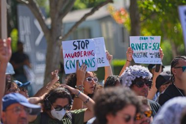 Los Angeles, Kaliforniya, ABD, 4 Ekim 2025 İsrail Konsolosluğu 'nun çevresindeki Gazze İçin Yükseliş etkinliği sırasında Filistinli protestocular.