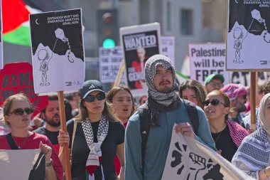 Los Angeles, Kaliforniya, ABD, 4 Ekim 2025 İsrail Konsolosluğu 'nun çevresindeki Gazze İçin Yükseliş etkinliği sırasında Filistinli protestocular.