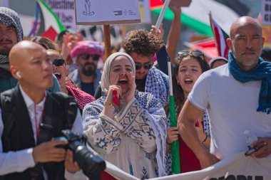 Los Angeles, Kaliforniya, ABD, 4 Ekim 2025 İsrail Konsolosluğu 'nun çevresindeki Gazze İçin Yükseliş etkinliği sırasında Filistinli protestocular.