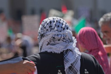 Los Angeles, Kaliforniya, ABD, 4 Ekim 2025 İsrail Konsolosluğu 'nun çevresindeki Gazze İçin Yükseliş etkinliği sırasında Filistinli protestocular.