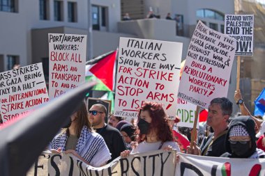 Los Angeles, Kaliforniya, ABD, 4 Ekim 2025 İsrail Konsolosluğu 'nun çevresindeki Gazze İçin Yükseliş etkinliği sırasında Filistinli protestocular.