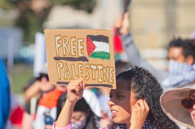 Los Angeles, Kaliforniya, ABD, 4 Ekim 2025 İsrail Konsolosluğu 'nun çevresindeki Gazze İçin Yükseliş etkinliği sırasında Filistinli protestocular.