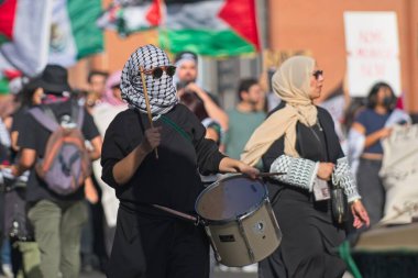 Los Angeles, Kaliforniya, ABD, 4 Ekim 2025 İsrail Konsolosluğu 'nun çevresindeki Gazze İçin Yükseliş etkinliği sırasında Filistinli protestocular.