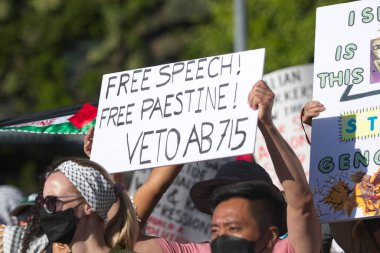 Los Angeles, Kaliforniya, ABD, 4 Ekim 2025 İsrail Konsolosluğu 'nun çevresindeki Gazze İçin Yükseliş etkinliği sırasında Filistinli protestocular.