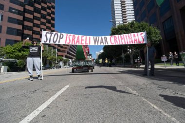 Los Angeles, Kaliforniya, ABD, 4 Ekim 2025 İsrail Konsolosluğu 'nun çevresindeki Gazze İçin Yükseliş etkinliği sırasında Filistinli protestocular.