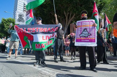 Los Angeles, Kaliforniya, ABD, 4 Ekim 2025 İsrail Konsolosluğu 'nun çevresindeki Gazze İçin Yükseliş etkinliği sırasında Filistinli protestocular.