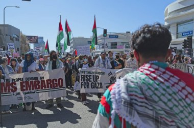 Los Angeles, Kaliforniya, ABD, 4 Ekim 2025 İsrail Konsolosluğu 'nun çevresindeki Gazze İçin Yükseliş etkinliği sırasında Filistinli protestocular.