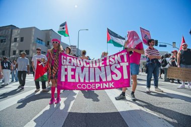 Los Angeles, California, ABD, 4 Ekim 2025: İsrail Konsolosluğu 'nun çevresindeki Gazze İçin Yükseliş etkinliği sırasında Filistinli protestocular.