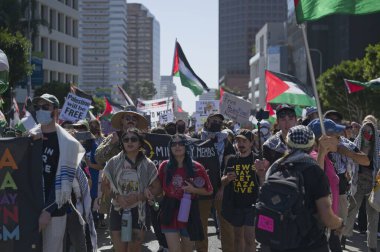 Los Angeles, California, ABD, 4 Ekim 2025: İsrail Konsolosluğu 'nun çevresindeki Gazze İçin Yükseliş etkinliği sırasında Filistinli protestocular.