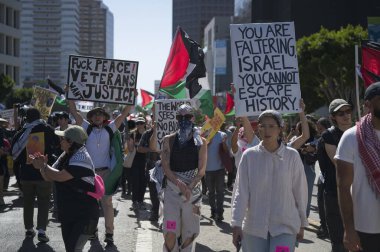 Los Angeles, California, ABD, 4 Ekim 2025: İsrail Konsolosluğu 'nun çevresindeki Gazze İçin Yükseliş etkinliği sırasında Filistinli protestocular.