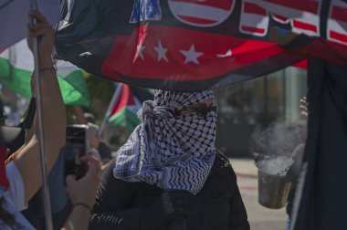 Los Angeles, Kaliforniya, ABD, 4 Ekim 2025 İsrail Konsolosluğu 'nun çevresindeki Gazze İçin Yükseliş etkinliği sırasında Filistinli protestocular.