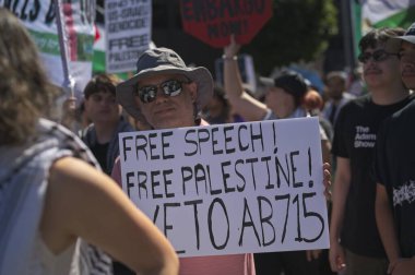 Los Angeles, Kaliforniya, ABD, 4 Ekim 2025 İsrail Konsolosluğu 'nun çevresindeki Gazze İçin Yükseliş etkinliği sırasında Filistinli protestocular.