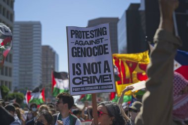 Los Angeles, Kaliforniya, ABD, 4 Ekim 2025 İsrail Konsolosluğu 'nun çevresindeki Gazze İçin Yükseliş etkinliği sırasında Filistinli protestocular.