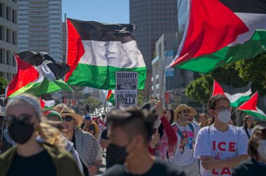 Los Angeles, Kaliforniya, ABD, 4 Ekim 2025 İsrail Konsolosluğu 'nun çevresindeki Gazze İçin Yükseliş etkinliği sırasında Filistinli protestocular.