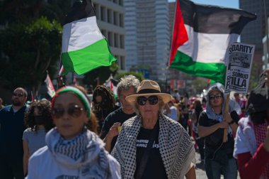 Los Angeles, Kaliforniya, ABD, 4 Ekim 2025 İsrail Konsolosluğu 'nun çevresindeki Gazze İçin Yükseliş etkinliği sırasında Filistinli protestocular.