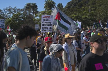 Los Angeles, Kaliforniya, ABD, 4 Ekim 2025 İsrail Konsolosluğu 'nun çevresindeki Gazze İçin Yükseliş etkinliği sırasında Filistinli protestocular.