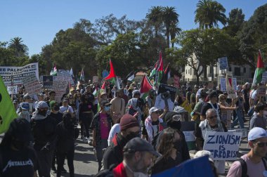 Los Angeles, Kaliforniya, ABD, 4 Ekim 2025 İsrail Konsolosluğu 'nun çevresindeki Gazze İçin Yükseliş etkinliği sırasında Filistinli protestocular.