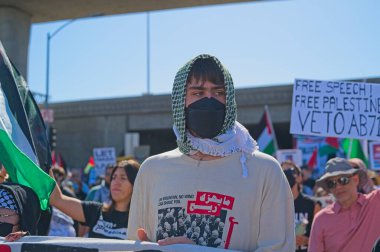 Los Angeles, Kaliforniya, ABD, 4 Ekim 2025 İsrail Konsolosluğu 'nun çevresindeki Gazze İçin Yükseliş etkinliği sırasında Filistinli protestocular.