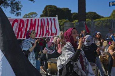 Los Angeles, Kaliforniya, ABD, 4 Ekim 2025 İsrail Konsolosluğu 'nun çevresindeki Gazze İçin Yükseliş etkinliği sırasında Filistinli protestocular.