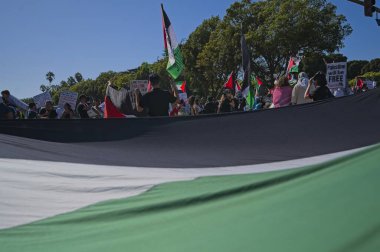 Los Angeles, Kaliforniya, ABD, 4 Ekim 2025 İsrail Konsolosluğu 'nun çevresindeki Gazze İçin Yükseliş etkinliği sırasında Filistinli protestocular.