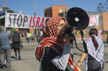 Los Angeles, California, ABD, 4 Ekim 2025: İsrail Konsolosluğu 'nun çevresindeki Gazze İçin Yükseliş etkinliği sırasında Filistinli protestocular.