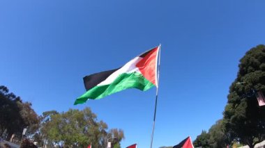 Los Angeles, California, ABD, 4 Ekim 2025 İsrail Konsolosluğu 'nun çevresindeki Gazze İçin Yükseliş etkinliği sırasında Filistinli protestocular.