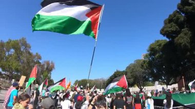 Los Angeles, California, ABD, 4 Ekim 2025 İsrail Konsolosluğu 'nun çevresindeki Gazze İçin Yükseliş etkinliği sırasında Filistinli protestocular.