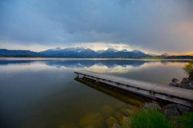 Fuessen yakınlarındaki Hopfensee Gölü - Allgaeu Alps, Bavyera, Almanya - Cennet Seyahat Varış Yeri