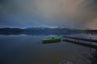 Fuessen yakınlarındaki Hopfensee Gölü - Allgaeu Alps, Bavyera, Almanya - Cennet Seyahat Varış Yeri