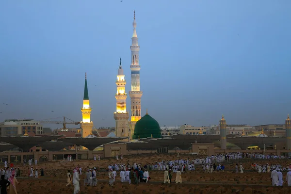 Des Pèlerins Musulmans Visitant Belle Mosquée Nabawi Dôme Vert Une — Photo