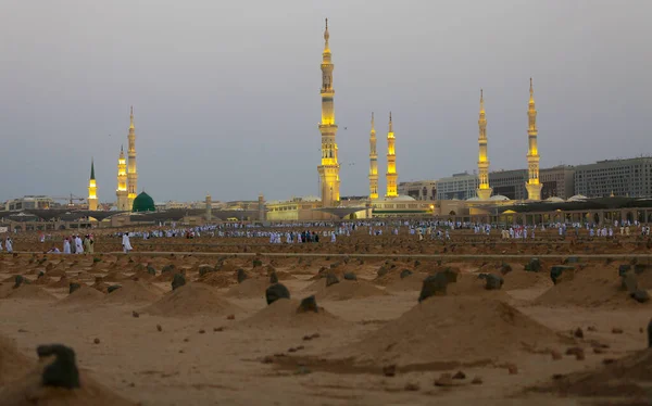 Moslimpelgrims Die Prachtige Nabawi Moskee Bezoeken Groene Koepel Van Een — Stockfoto