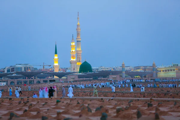 穆斯林朝圣者参观了美丽的纳巴维清真寺 一座清真寺的绿色穹顶被拆除 Masjid Nabawi Minaret Green Dome — 图库照片