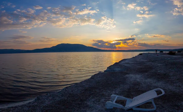 Salda Gölü bir turkuaz krater gölüdür. Burdur 'daki Jezero Krateri ve Salda Gölü benzer coğrafi özelliklere sahiptir ve Türkiye' nin Maldivleri olarak bilinir..