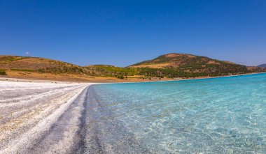 Salda Gölü bir turkuaz krater gölüdür. Burdur 'daki Jezero Krateri ve Salda Gölü benzer coğrafi özelliklere sahiptir ve Türkiye' nin Maldivleri olarak bilinir..