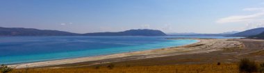 Salda Gölü bir turkuaz krater gölüdür. Burdur 'daki Jezero Krateri ve Salda Gölü benzer coğrafi özelliklere sahiptir ve Türkiye' nin Maldivleri olarak bilinir..