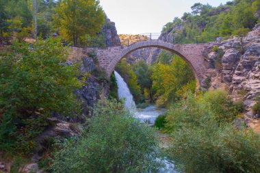 Türkiye 'nin şelaleleri ve nehirleri. Tarihi taş köprü ve şelale. Doğa ve mimarinin buluştuğu harika bir fotoğraf. Clandras Köprüsü ve Clandras Şelalesi. Usak, Türkiye