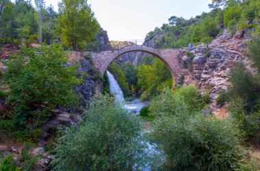 Türkiye 'nin şelaleleri ve nehirleri. Tarihi taş köprü ve şelale. Doğa ve mimarinin buluştuğu harika bir fotoğraf. Clandras Köprüsü ve Clandras Şelalesi. Usak, Türkiye