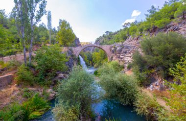 Türkiye 'nin şelaleleri ve nehirleri. Tarihi taş köprü ve şelale. Doğa ve mimarinin buluştuğu harika bir fotoğraf. Clandras Köprüsü ve Clandras Şelalesi. Usak, Türkiye