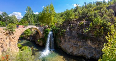 Türkiye 'nin şelaleleri ve nehirleri. Tarihi taş köprü ve şelale. Doğa ve mimarinin buluştuğu harika bir fotoğraf. Clandras Köprüsü ve Clandras Şelalesi. Usak, Türkiye
