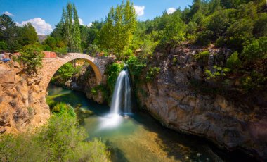 Türkiye 'nin şelaleleri ve nehirleri. Tarihi taş köprü ve şelale. Doğa ve mimarinin buluştuğu harika bir fotoğraf. Clandras Köprüsü ve Clandras Şelalesi. Usak, Türkiye