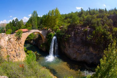 Türkiye 'nin şelaleleri ve nehirleri. Tarihi taş köprü ve şelale. Doğa ve mimarinin buluştuğu harika bir fotoğraf. Clandras Köprüsü ve Clandras Şelalesi. Usak, Türkiye