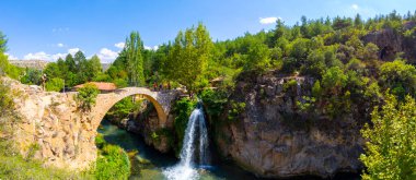 Türkiye 'nin şelaleleri ve nehirleri. Tarihi taş köprü ve şelale. Doğa ve mimarinin buluştuğu harika bir fotoğraf. Clandras Köprüsü ve Clandras Şelalesi. Usak, Türkiye